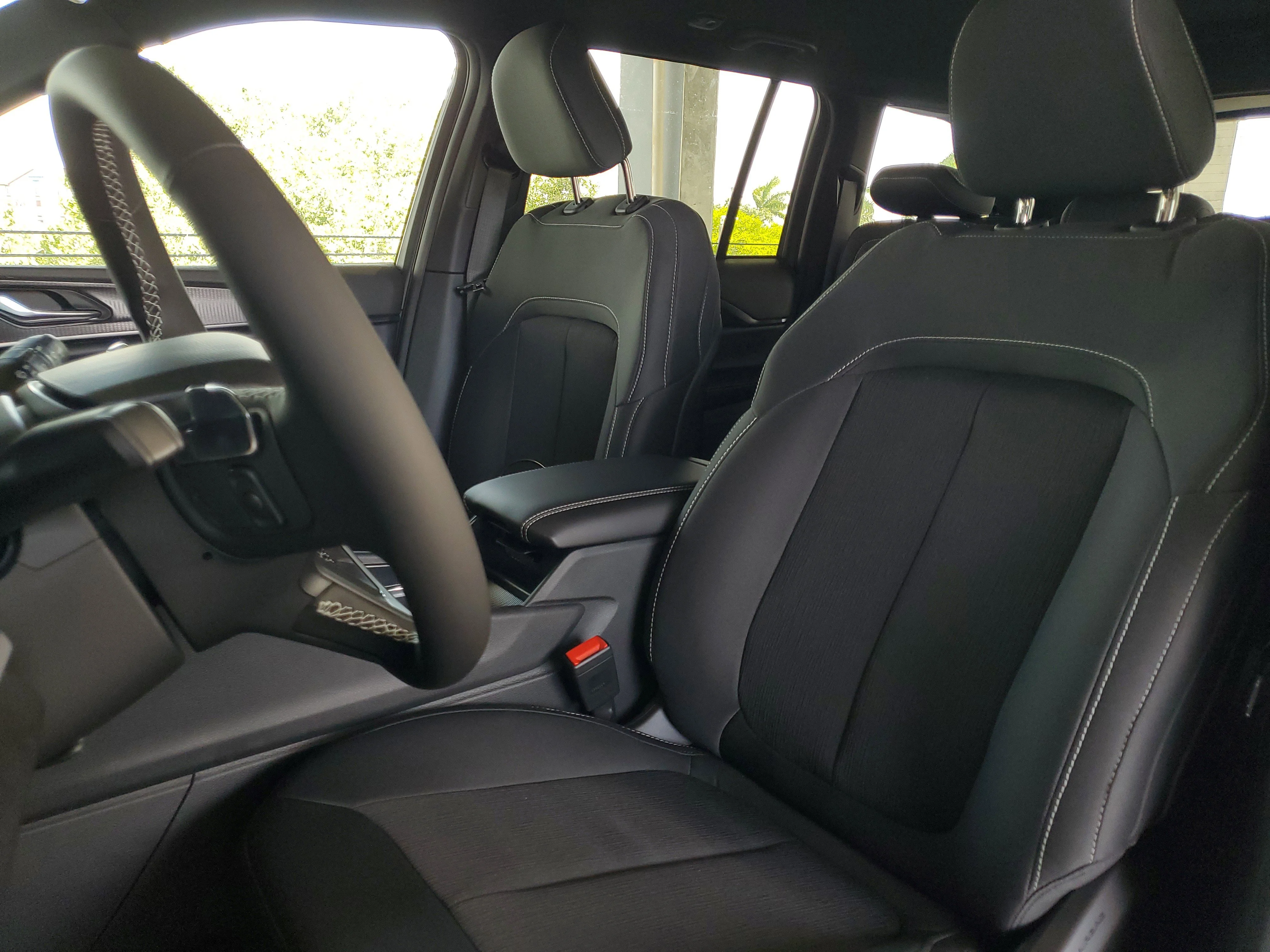 New 2026 Bright White Clear-Coat Exterior Paint Jeep Laredo image 18