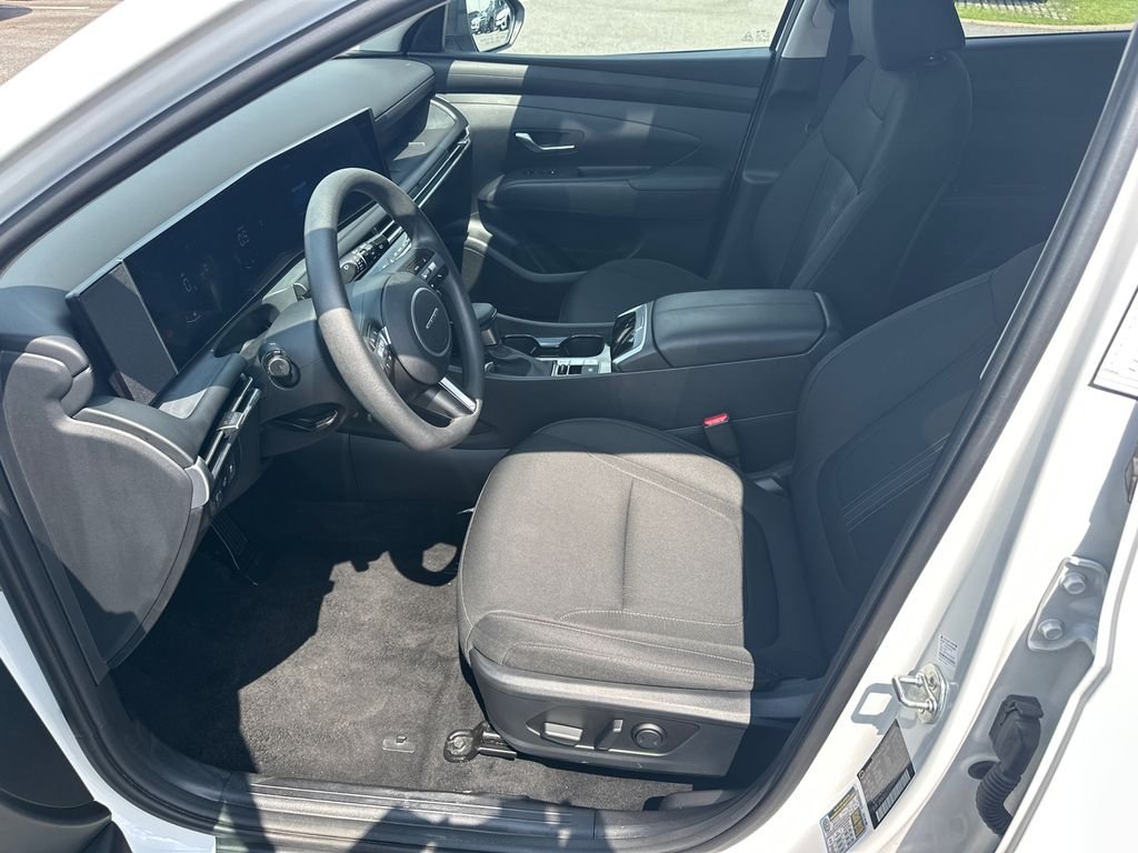 Used 2025 White Hyundai SEL image 9