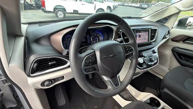 Used 2023 Silver Mist Clearcoat Chrysler LX image 27