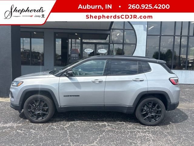 Used 2023 Silver Jeep Latitude image 1