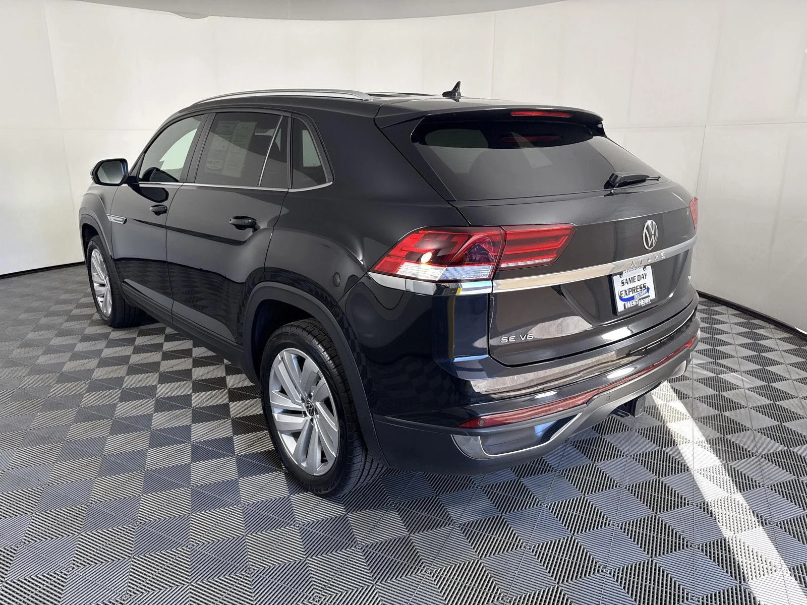 Used 2023 Deep Black Pearl Volkswagen 3.6L V6 SE w/Technology image 5