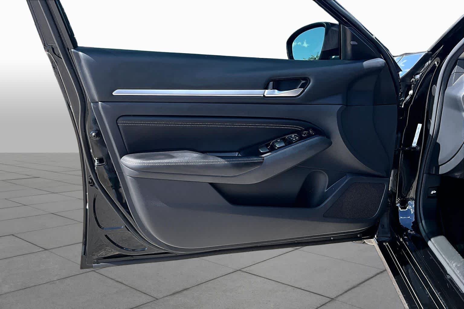 Used 2022 Super Black Nissan 2.5 SV image 22