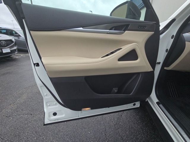 Used 2023 White INFINITI LUXE image 21