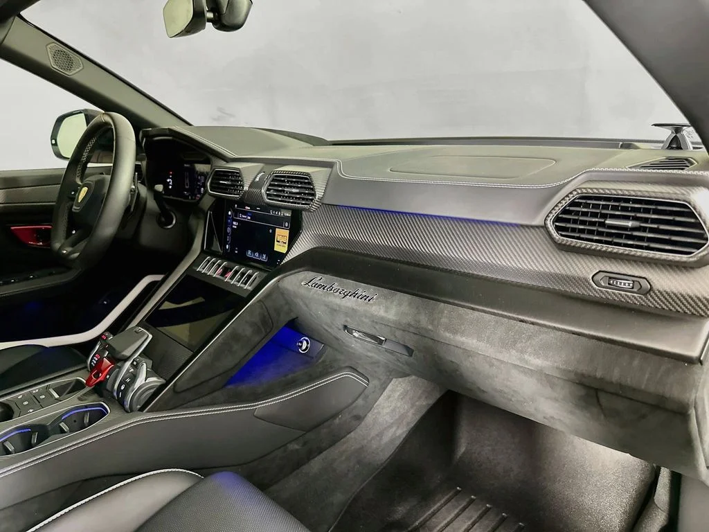 Used 2024 White Lamborghini Performante image 30