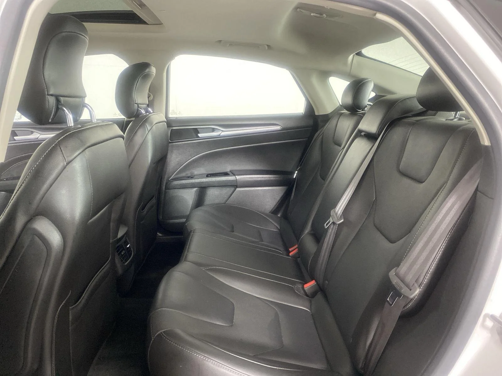 Used 2014 White Platinum Tri-Coat Metallic Ford Titanium image 25