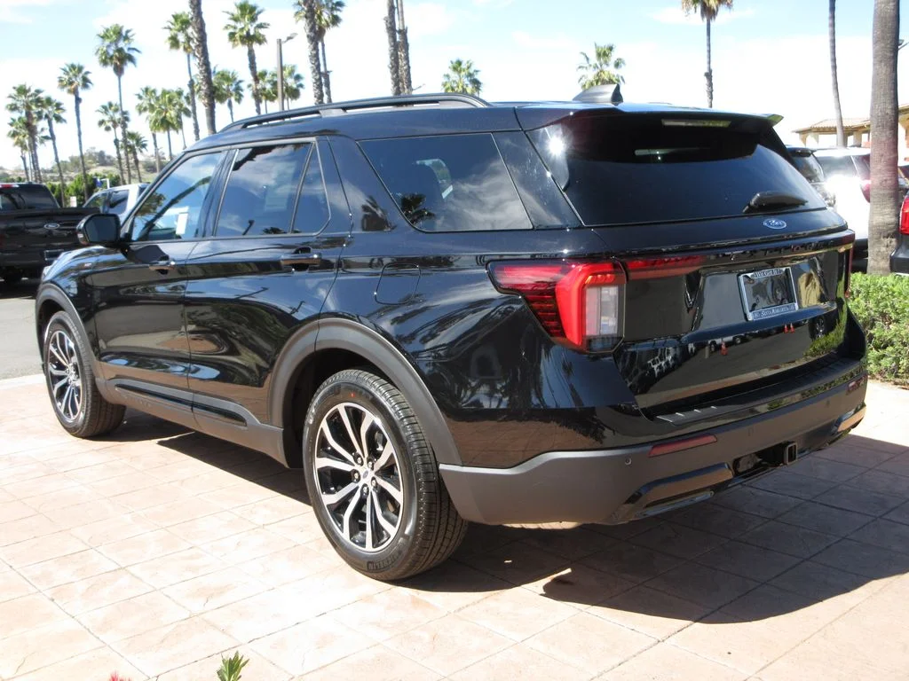 New 2026 Agate Black Metallic Ford ST-Line image 2