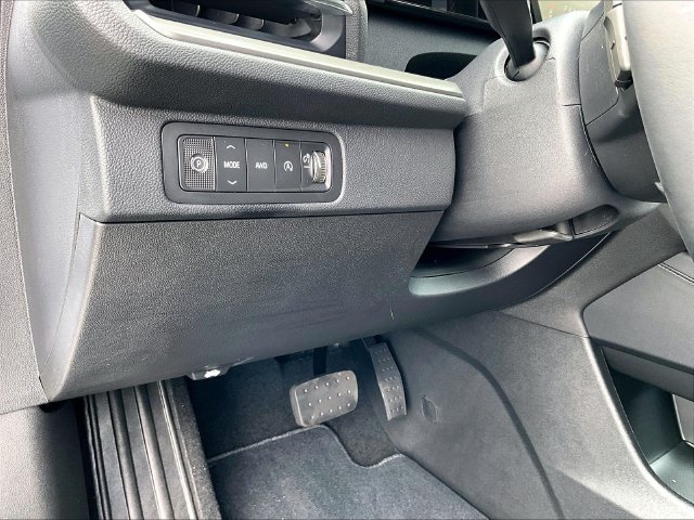 New 2027 Polar White Tricoat Chevrolet LT image 31