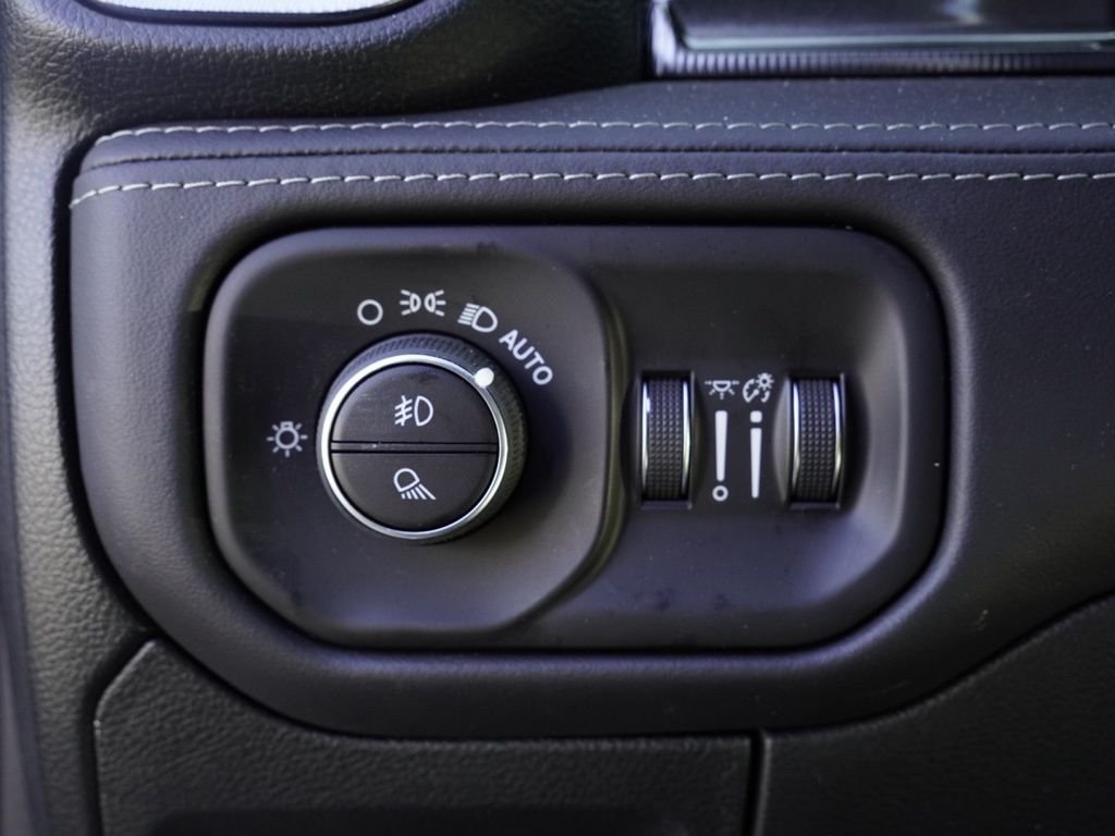 New 2026 Diamond Black Crystal Pearl-Coat Exterior Paint RAM RHO image 11