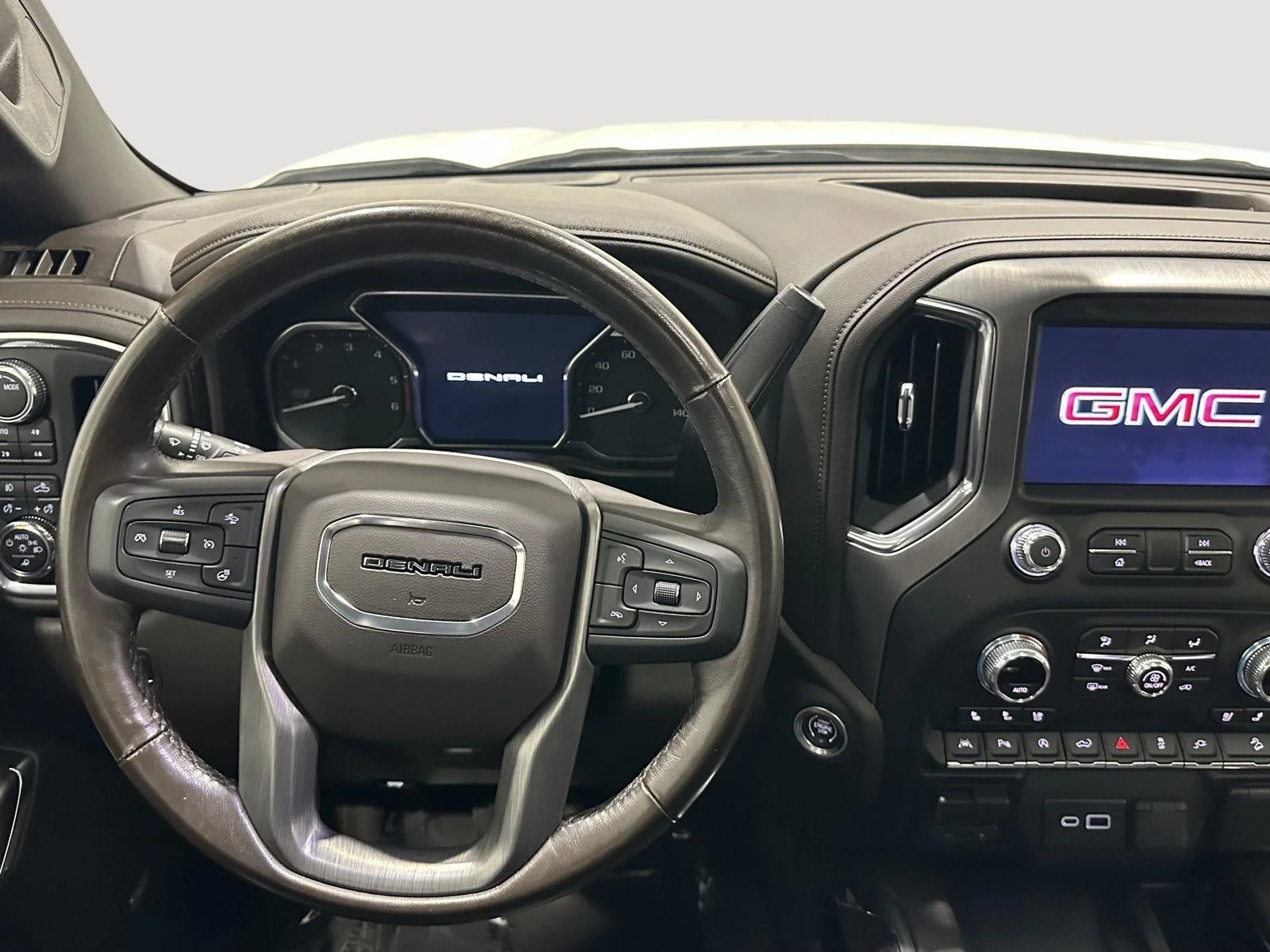Used 2022 WHITE FROST TRICOAT GMC Denali image 9