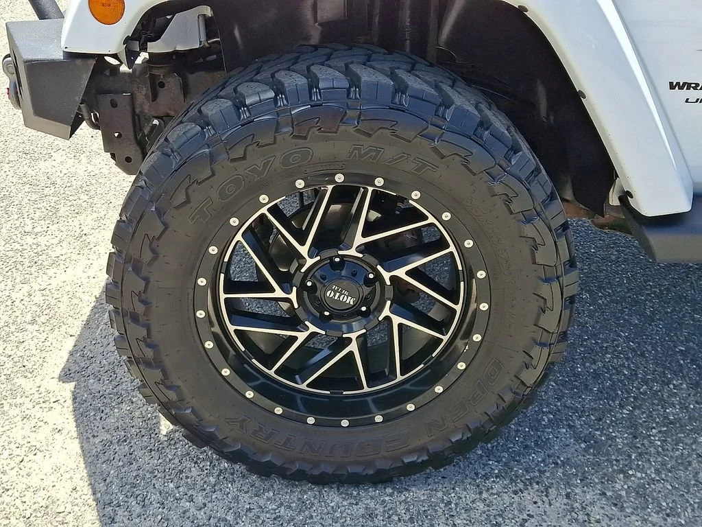 Used 2018 Bright White Clearcoat Jeep Sahara image 29