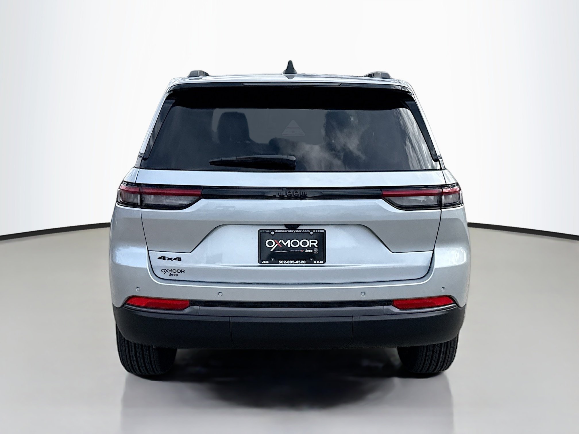 New 2026 Silver Zynith Exterior Paint Jeep Laredo Altitude image 5