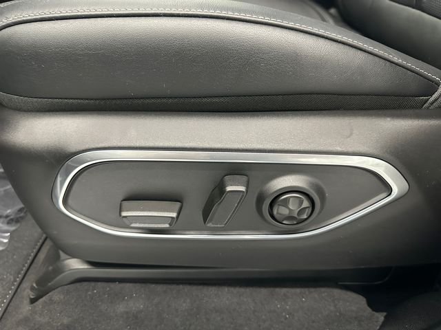 New 2026 Bright White Clear-Coat Exterior Paint Jeep Limited Altitude image 30