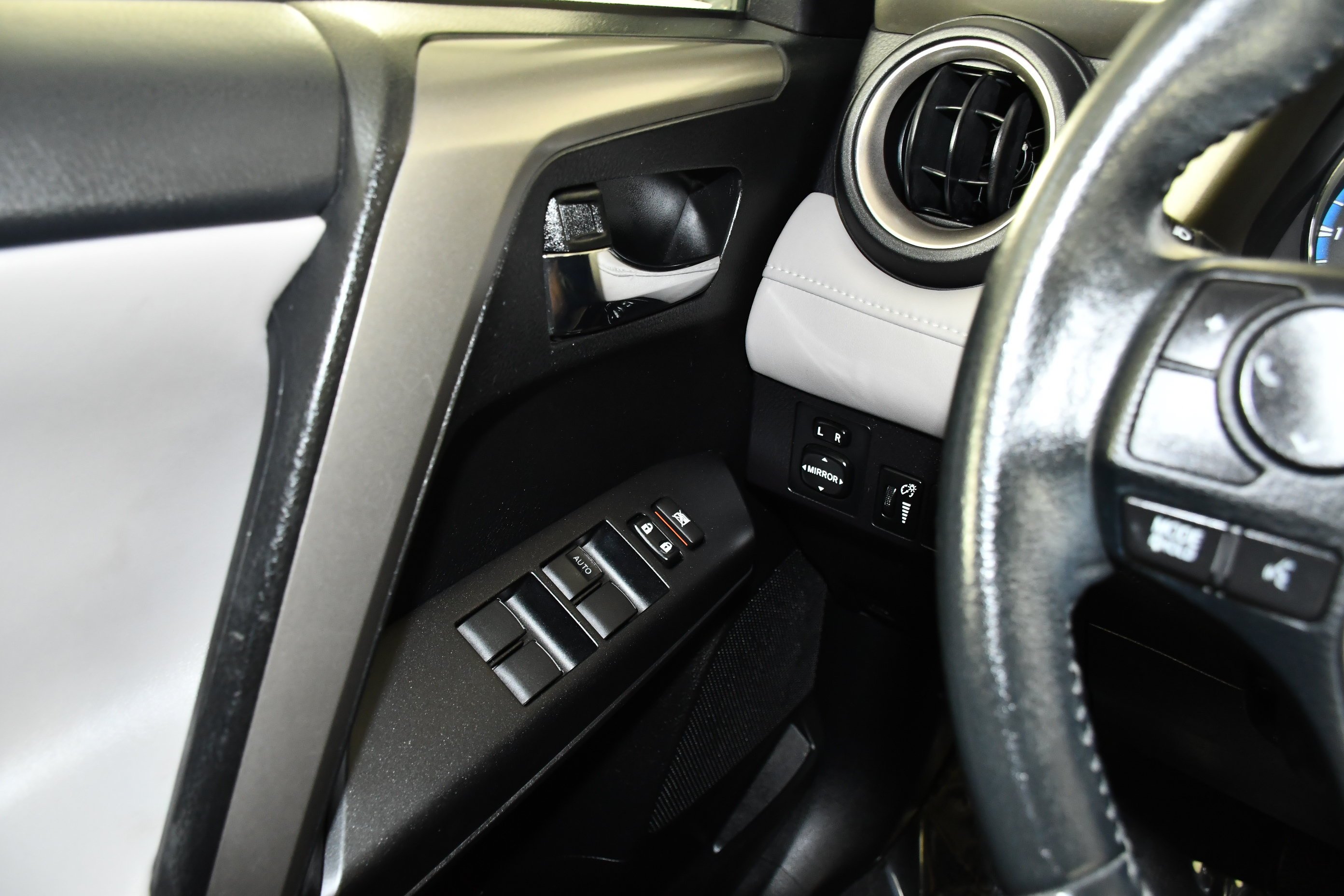 Used 2016 Black Toyota XLE image 31