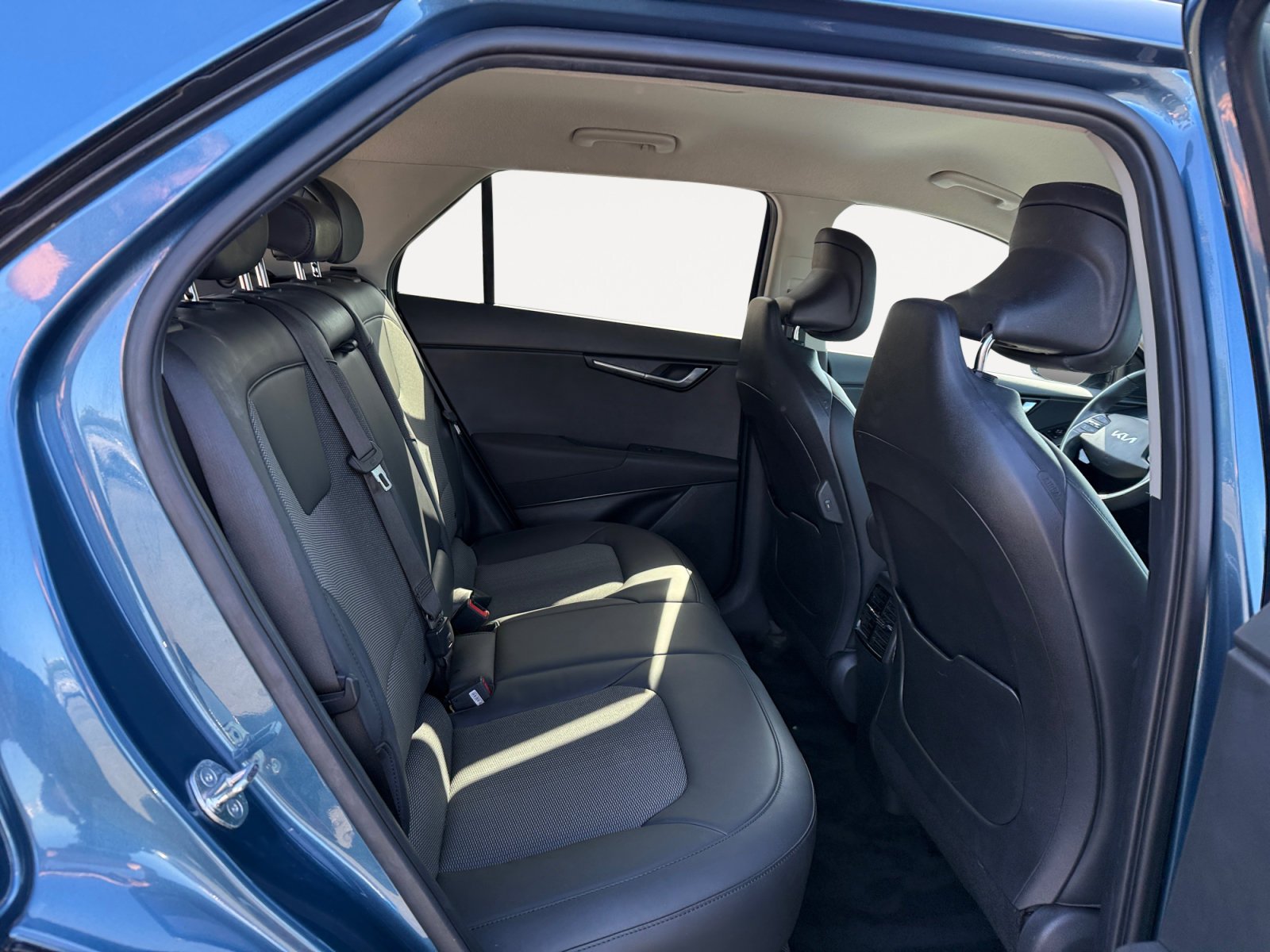 Used 2023 Mineral Blue Kia Wind image 18