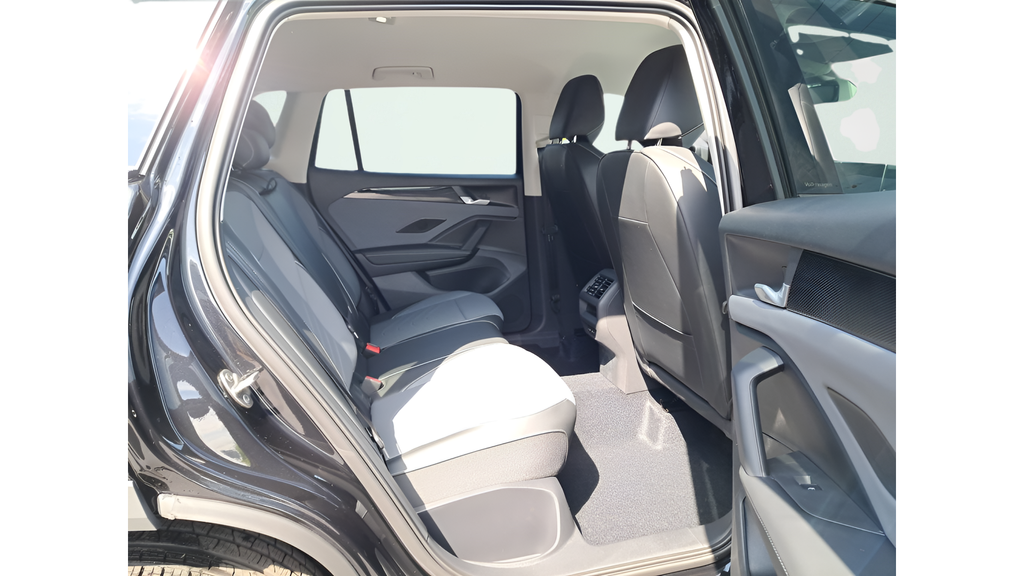 2025 Volkswagen Tiguan SE - Photo 14