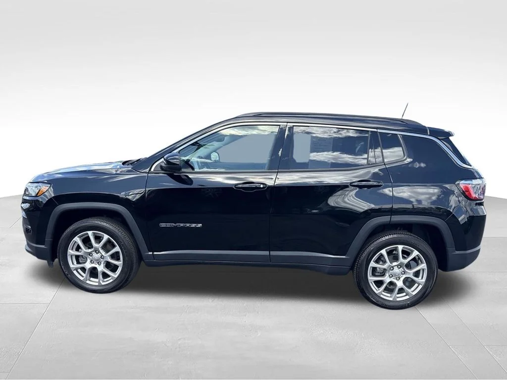 Used 2022 Black Jeep Latitude Lux image 6