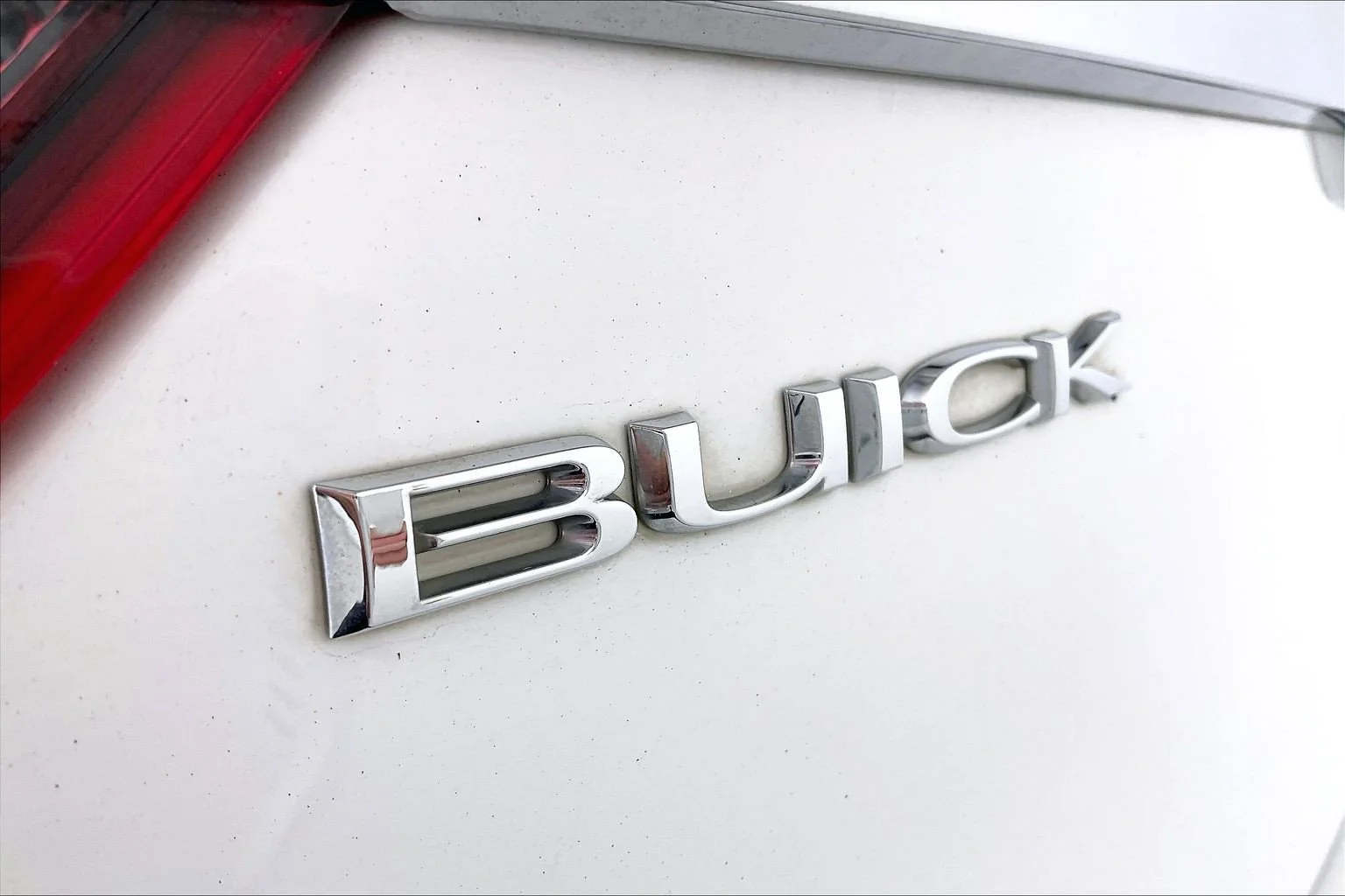 Used 2018 Summit White Buick Premium image 30