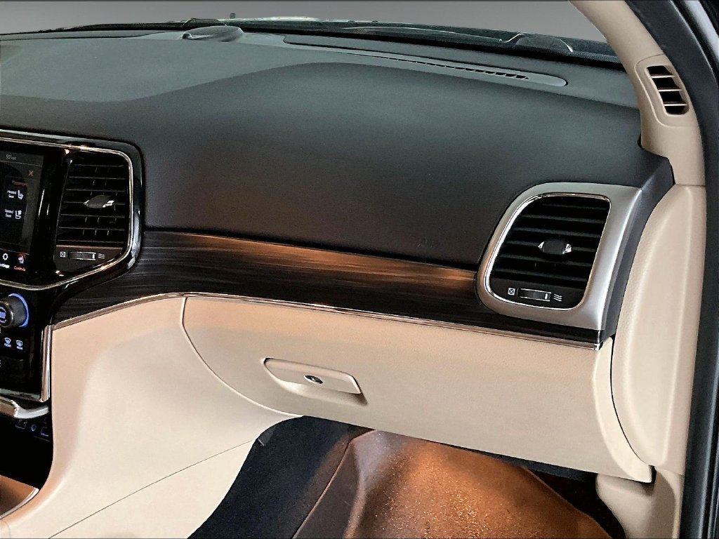 Used 2019 Diamond Black Crystal Pearlcoat Jeep Limited image 13