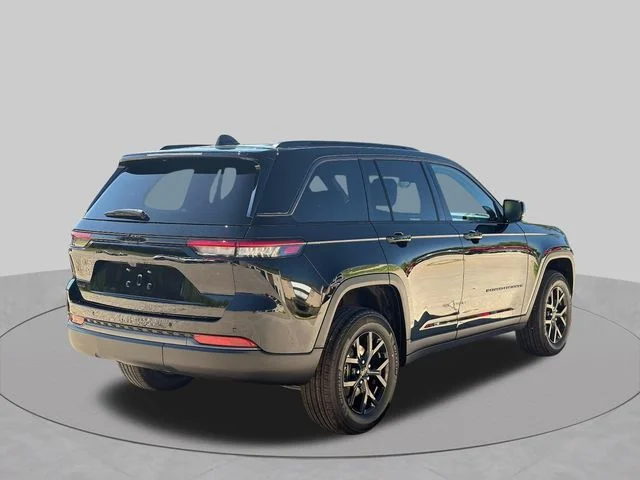 New 2026 Diamond Black Crystal Pearlcoat Jeep Altitude image 4