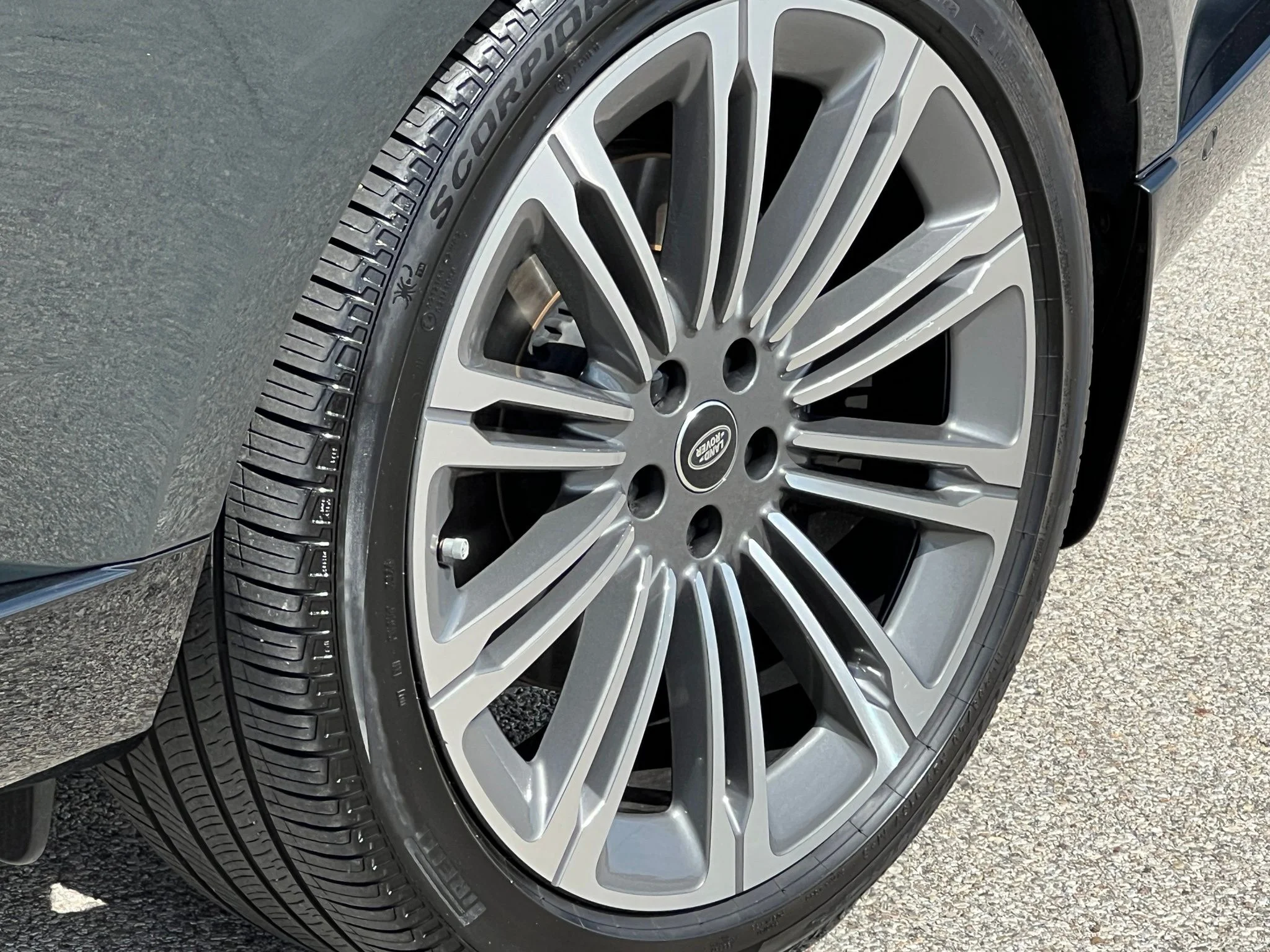 Used 2025  Land Rover Autobiography image 19