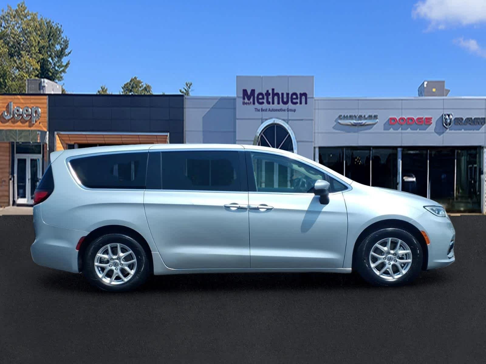 Used 2023 Silver Mist Clearcoat Chrysler Touring L image 2