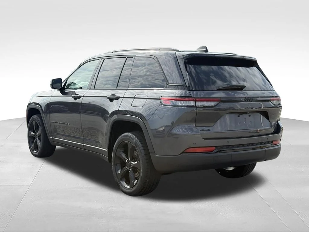 Used 2023 Gray Jeep Altitude X image 3