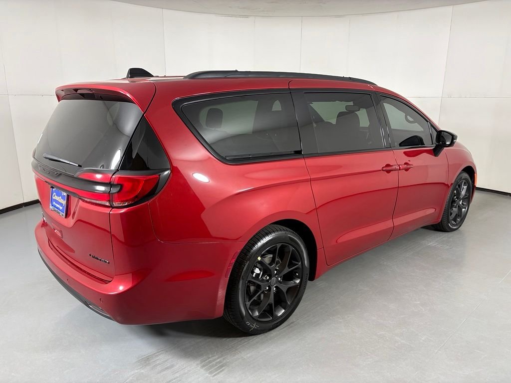 New 2027 Red Hot Pearl-Coat Paint Chrysler Limited image 8