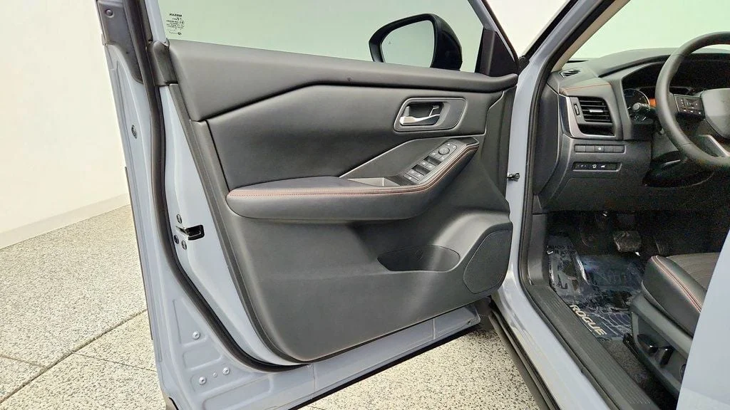 Used 2025 Boulder Gray Pearl Nissan AWD Rock Creek image 10