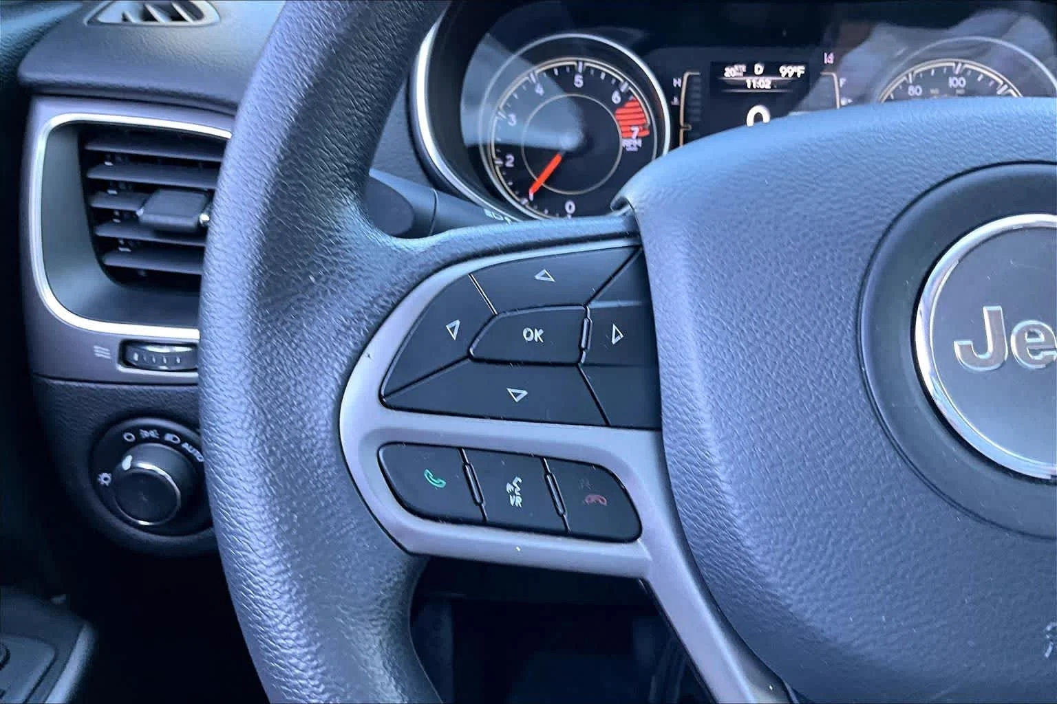 Used 2021 Diamond Black Crystal Pearlcoat Jeep Latitude image 22