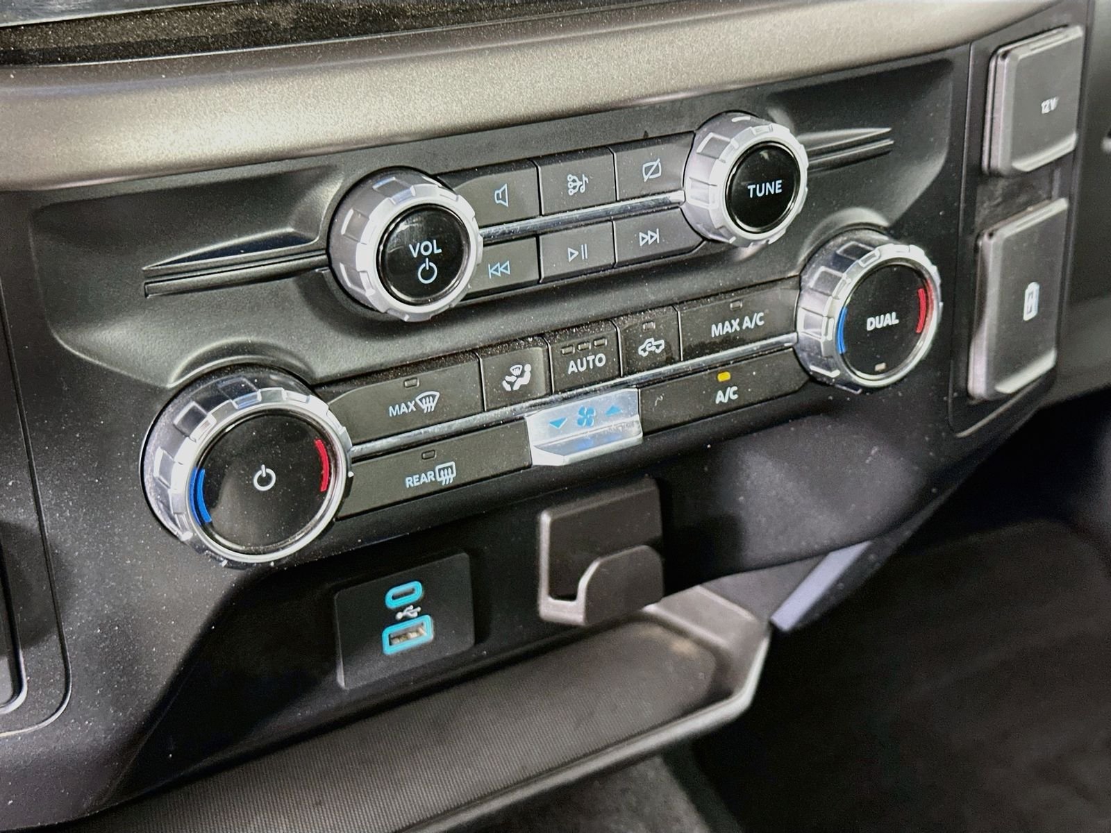 Used 2024 Atlas Blue Metallic Ford XLT image 17
