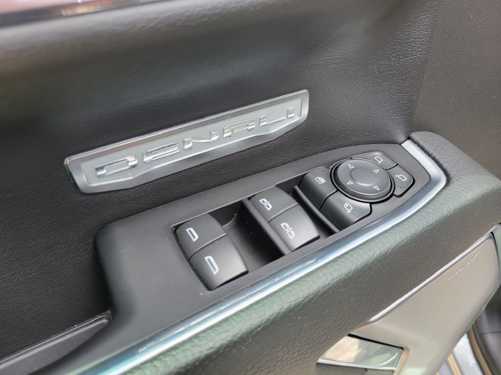 Used 2025 Silver GMC Denali image 20