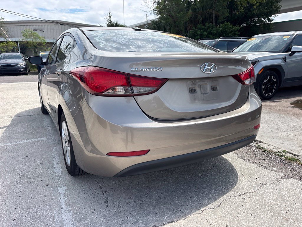 Used 2016 Brown Hyundai SE image 5