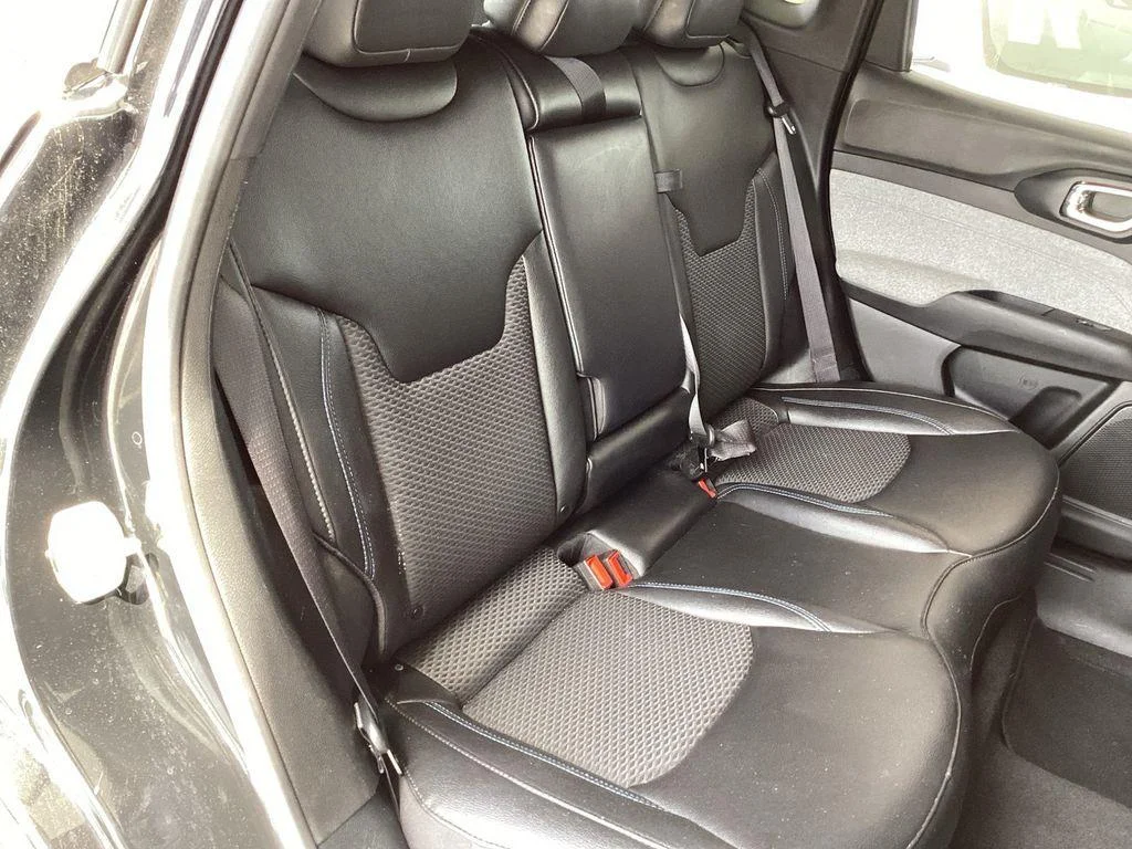 Used 2024 Diamond Black Crystal Pearlcoat Jeep Latitude image 18