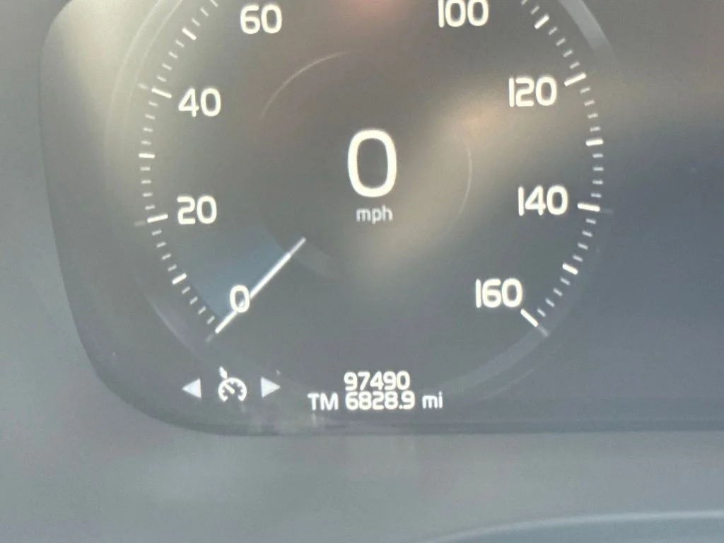 Used 2020 Black Volvo T5 Momentum image 17