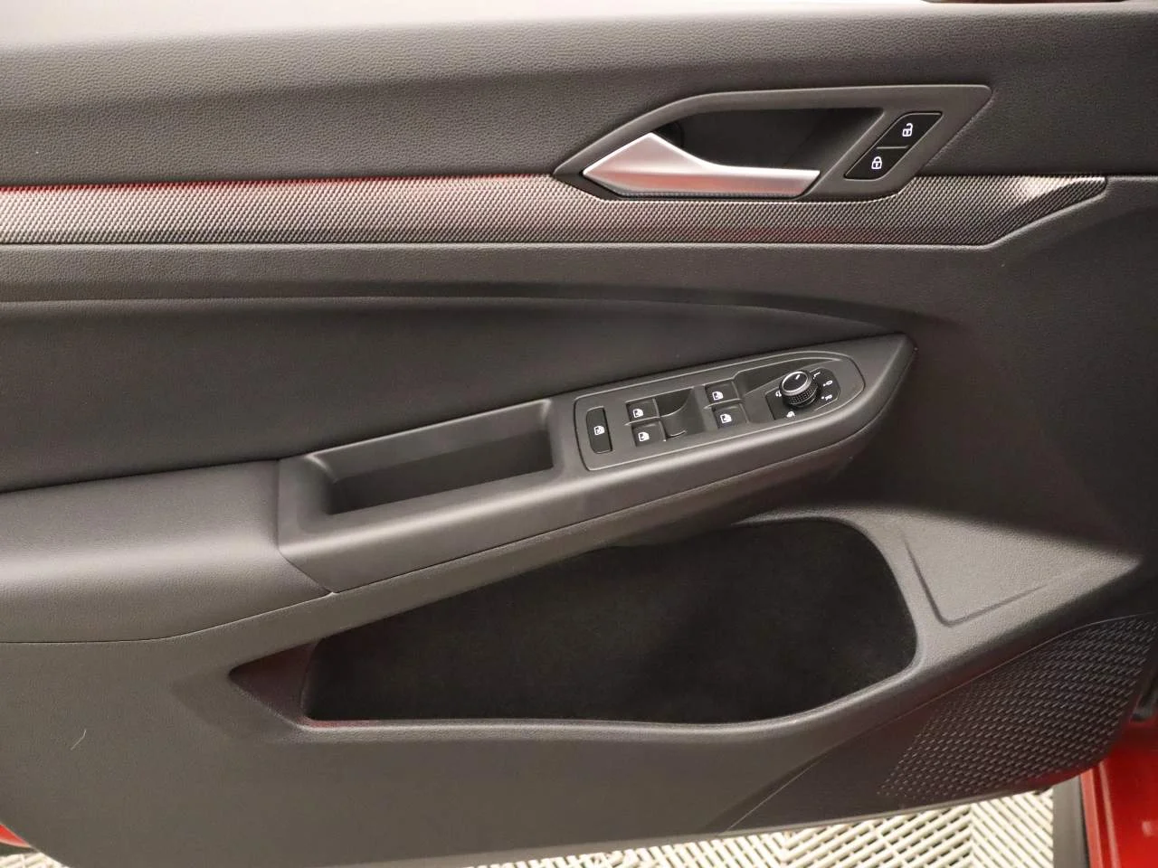 Certified Used 2025 Kings Red Metallic Volkswagen SE image 19