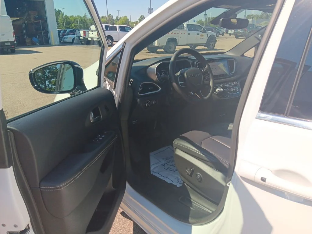 Used 2025 Bright White Clearcoat Chrysler Select image 12