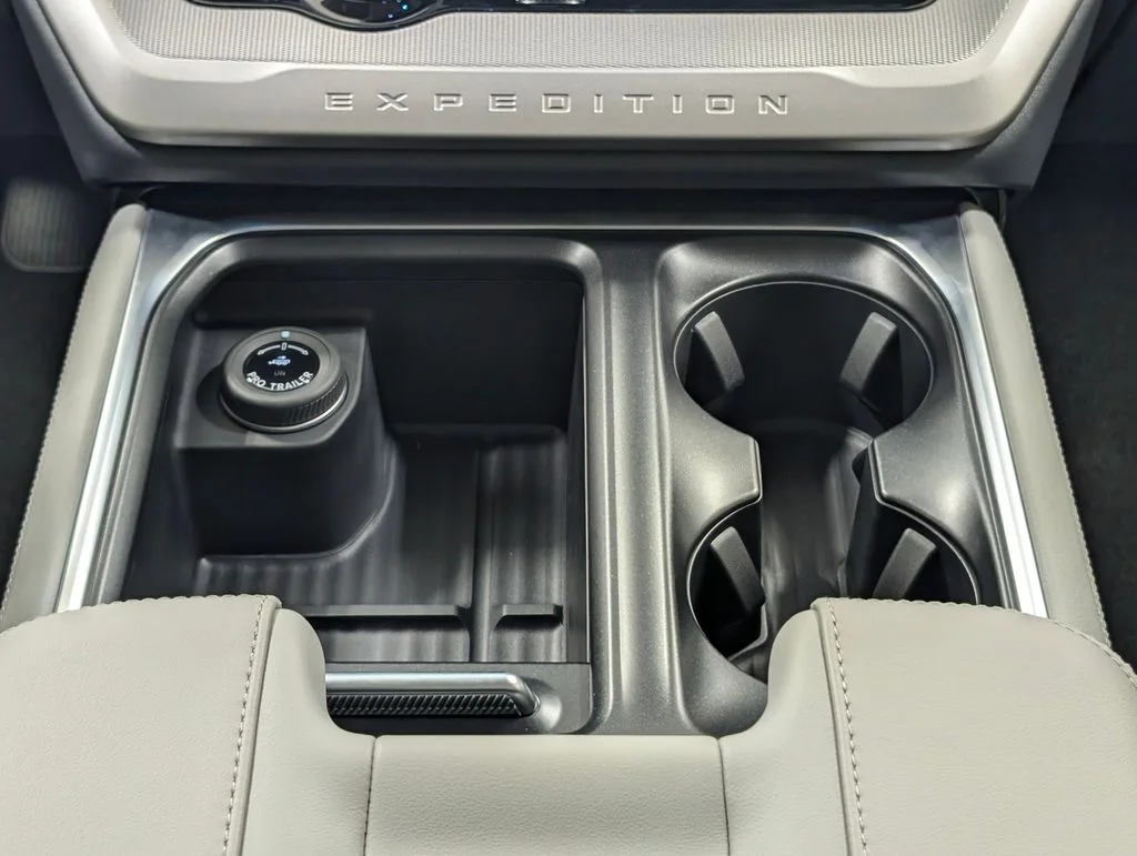 New 2027 Star White Metallic Tri-Coat Ford Active image 7