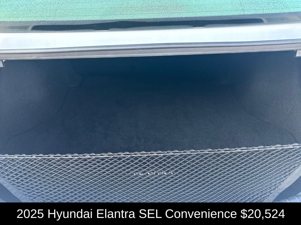 Used 2025 White Hyundai SEL Convenience image 15