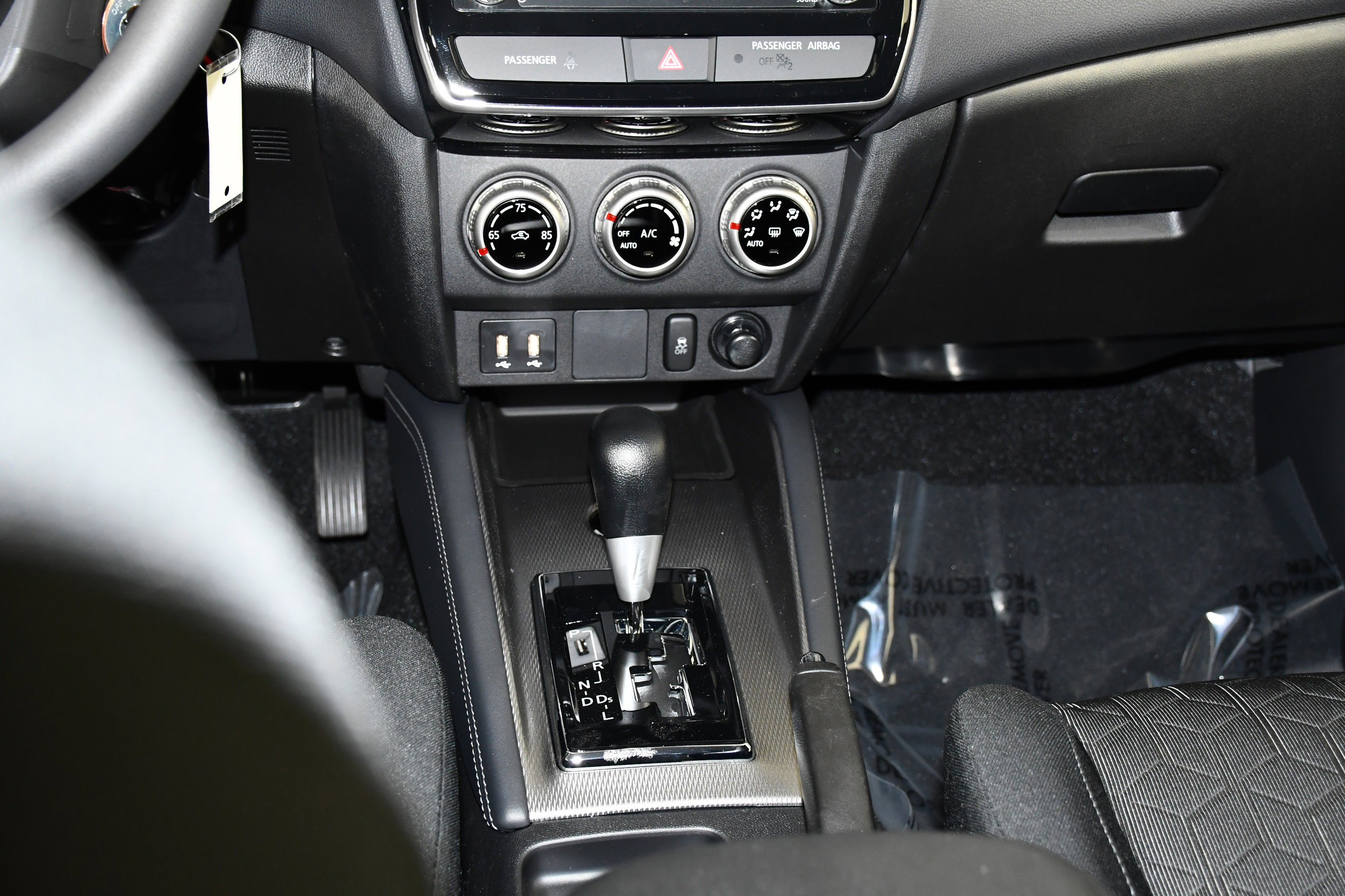 New 2026 Labrador Black Pearl Mitsubishi ES image 13