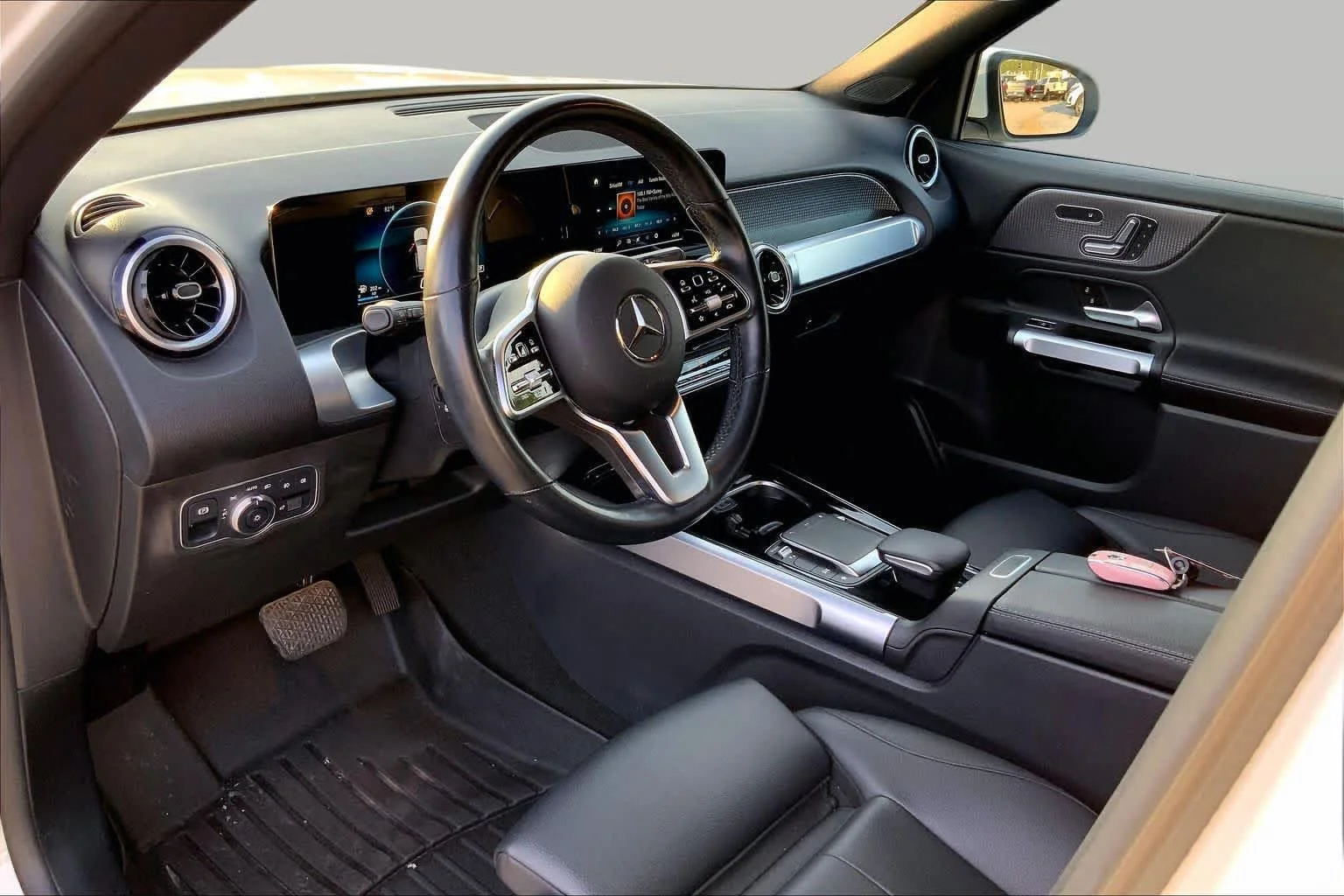 Used 2023 Polar White Mercedes-Benz GLB 250 image 17