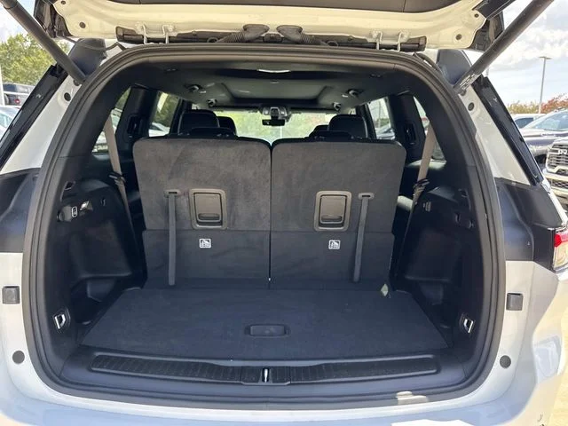 Used 2025 White Jeep Limited image 9