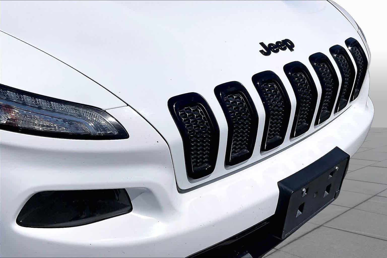 Used 2017 Bright White Clearcoat Jeep Altitude image 28