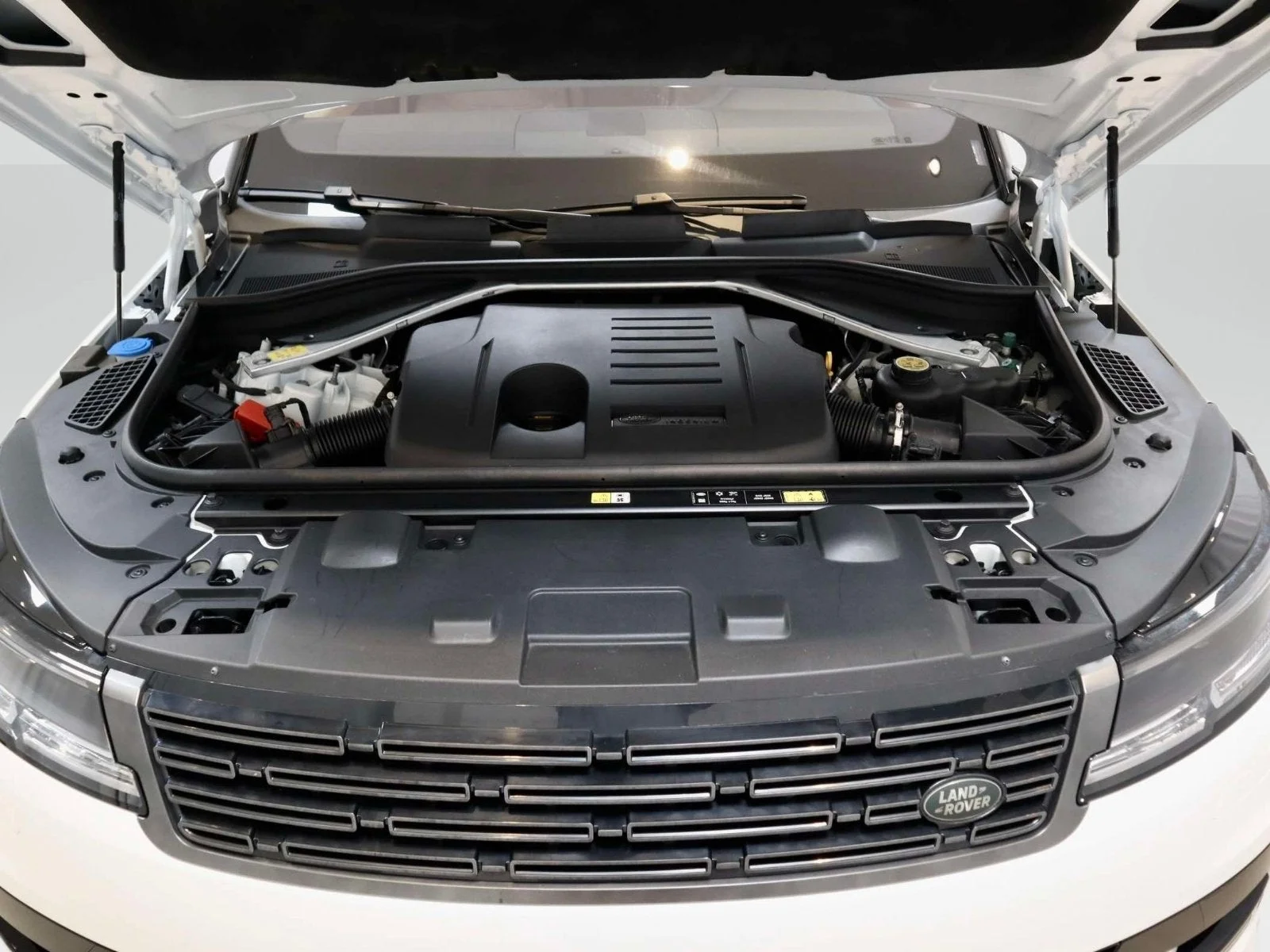 Used 2023 Fuji White Land Rover SE image 10