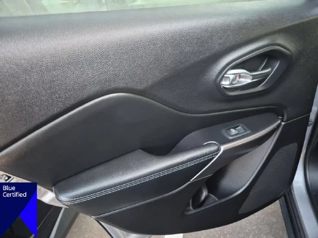 Used 2020 Silver Jeep Latitude image 29