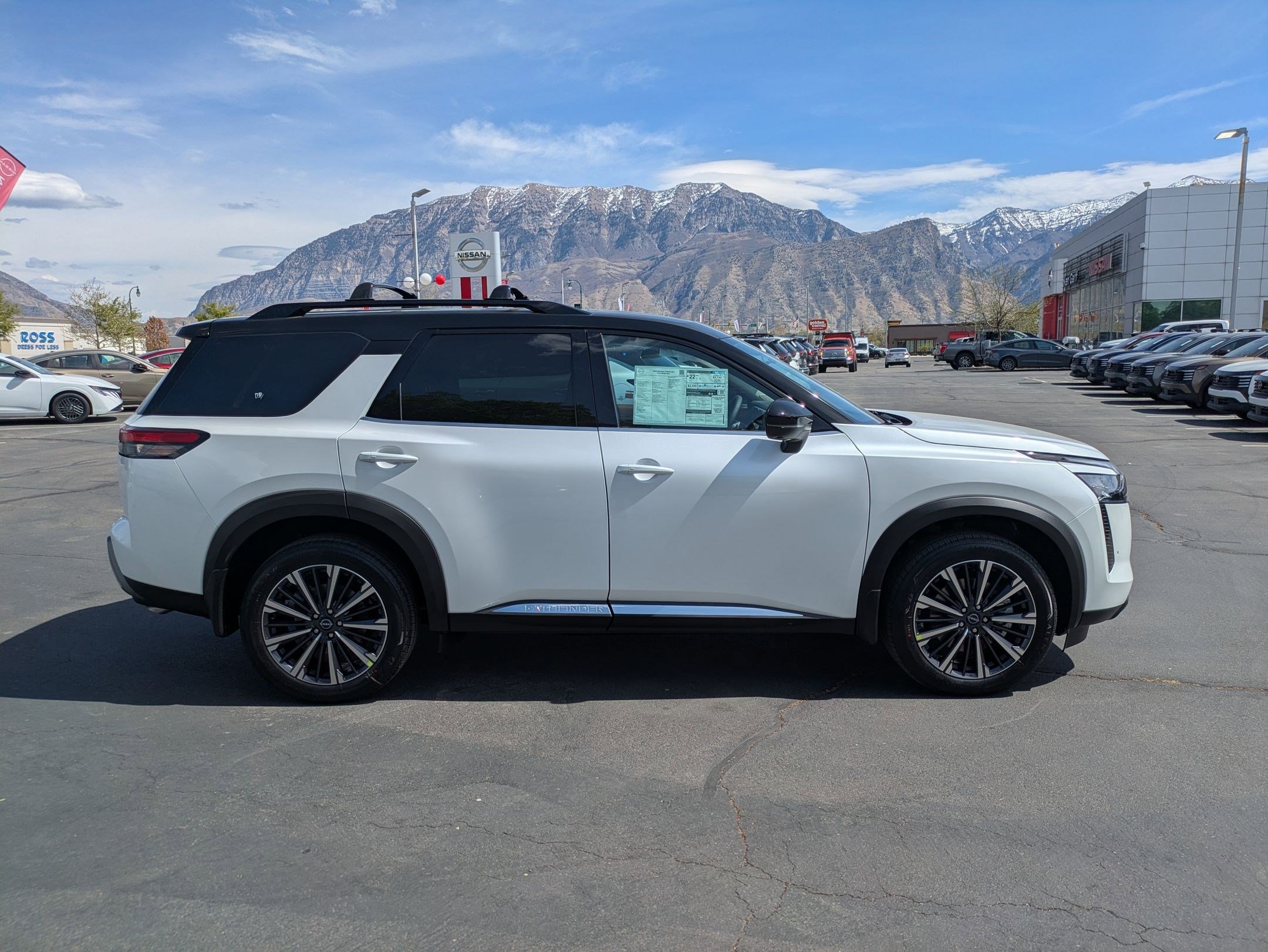 New 2026 Everest White Pearl Tricoat/Super Black Nissan Platinum image 2