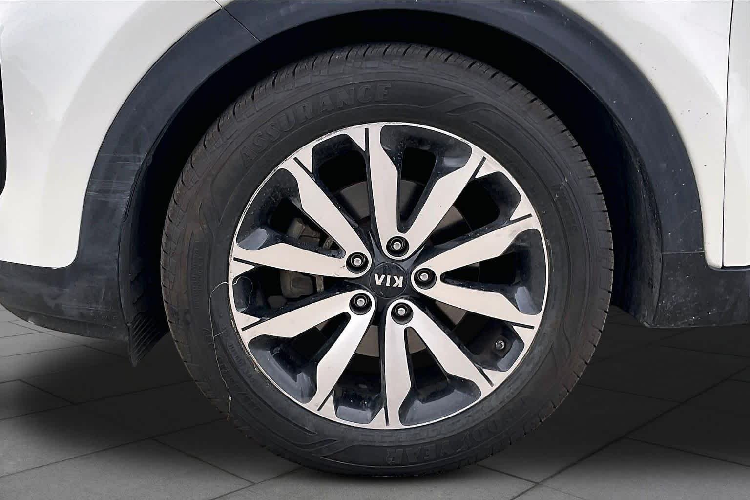 Used 2018 Snow White Pearl Kia EX image 11