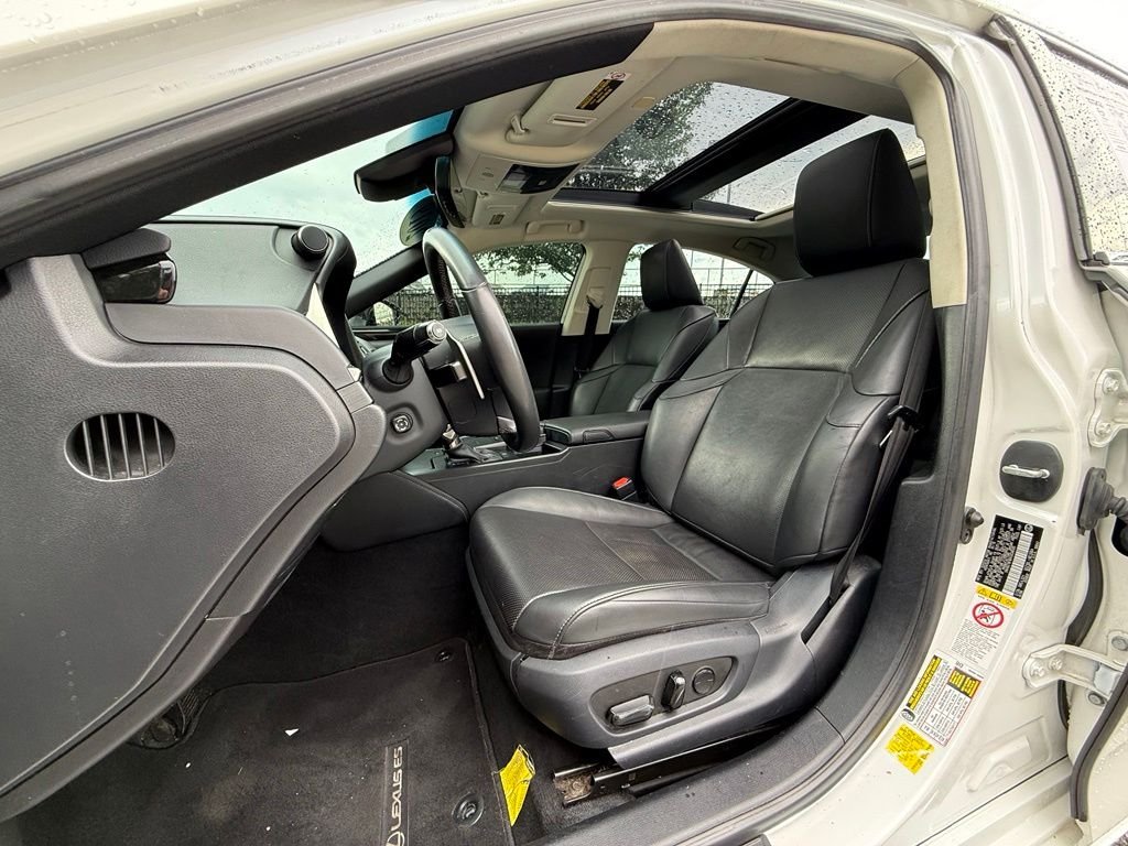 Used 2019 White Lexus 350 image 18