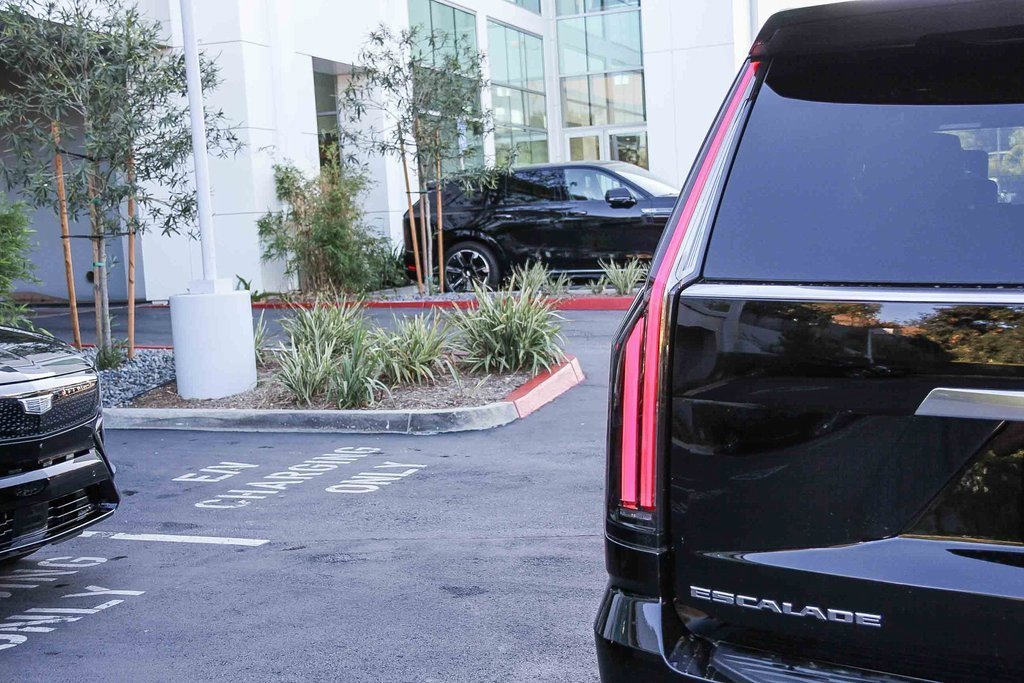 2026 Cadillac Escalade Luxury photo 3