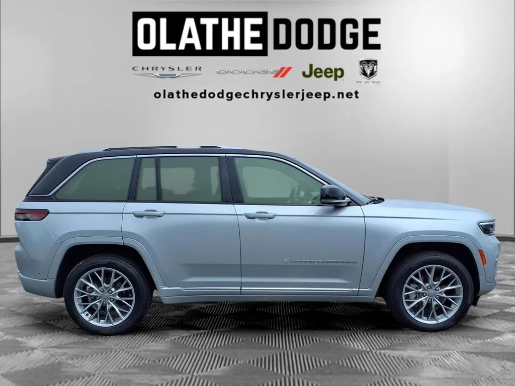 Used 2024 Silver Jeep Summit image 29