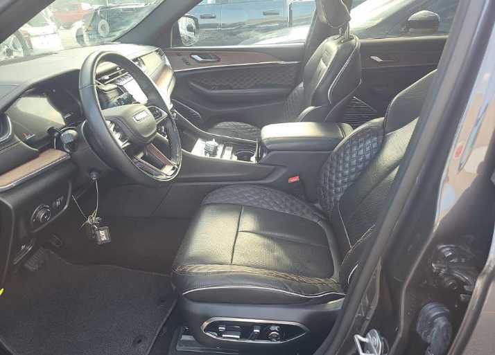 Used 2025 Baltic Gray Metallic Clearcoat Jeep Summit image 8